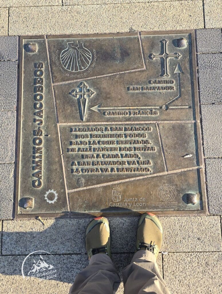 Przewodnik Camino de San Salvador - tablica z kierunkami Camino Frances i San Salvador