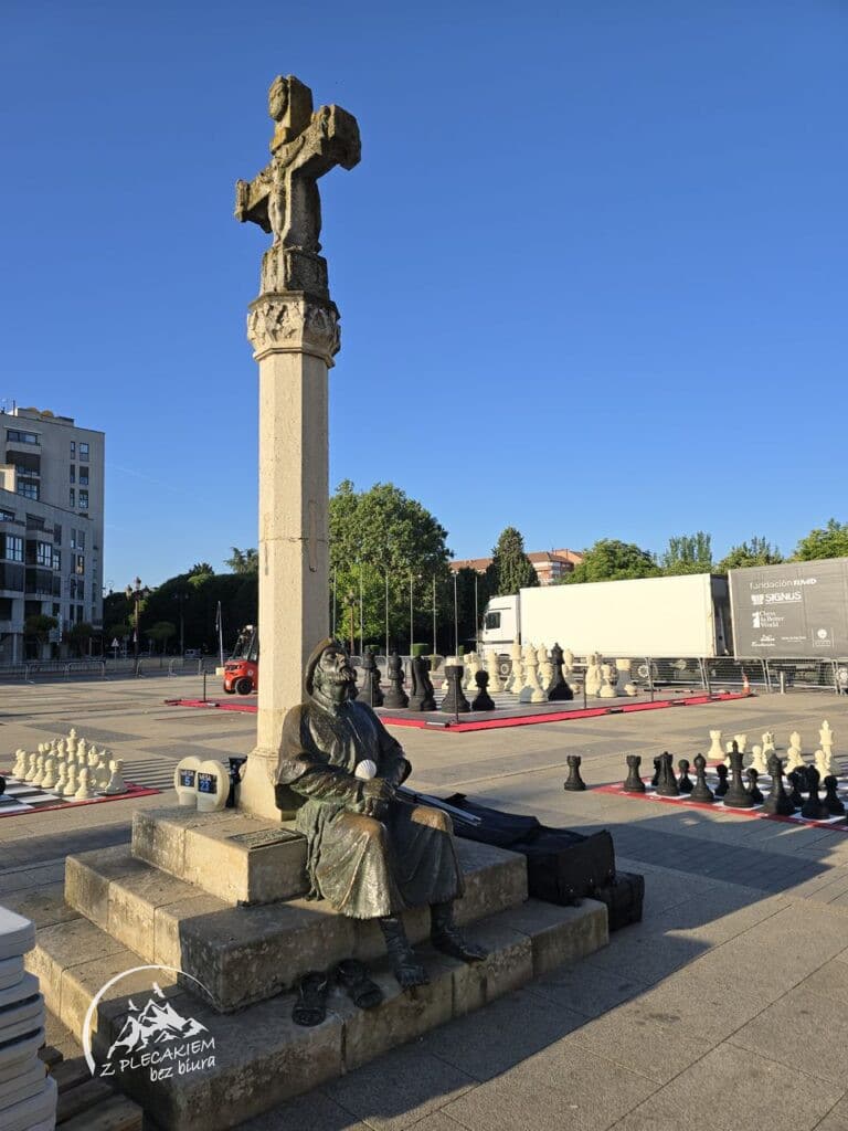 Przewodnik Camino de San Salvador - Figura pielgrzyma na placu San Marcos w Leon